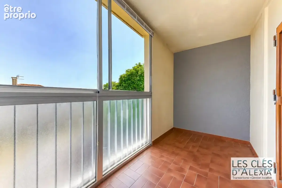 T4 traversant quartier PASTEUR, 75,83 m² / Loggia fermée / Balcon / Parking collectif - photo 3