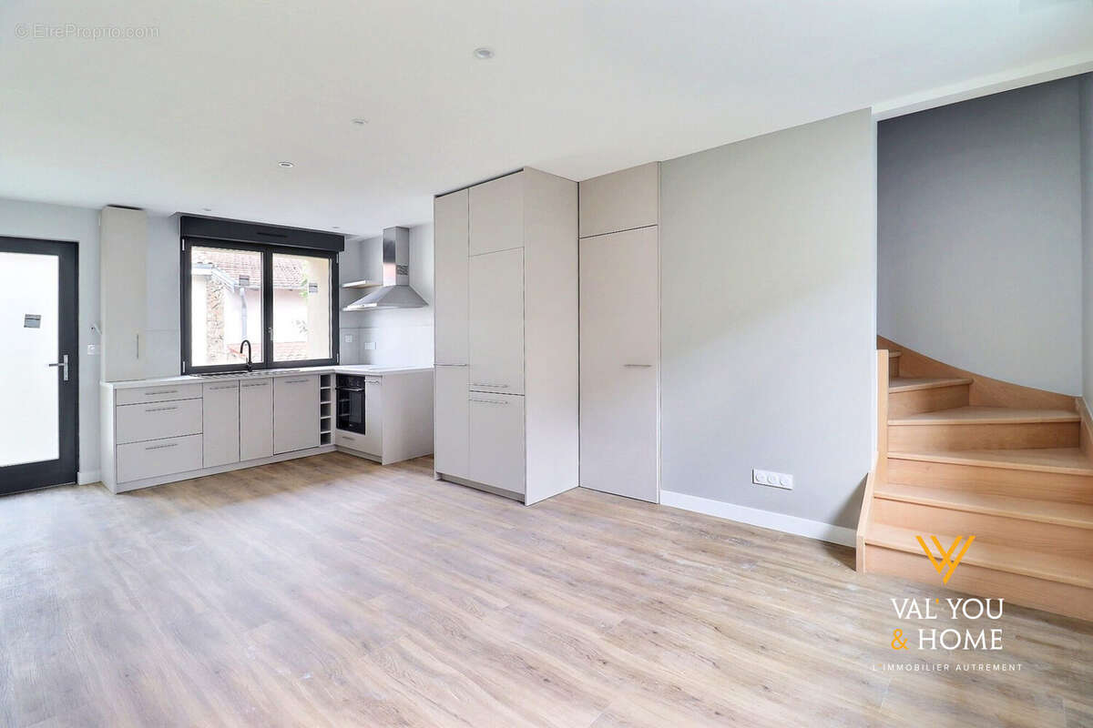 Appartement à LA TOUR-DE-SALVAGNY