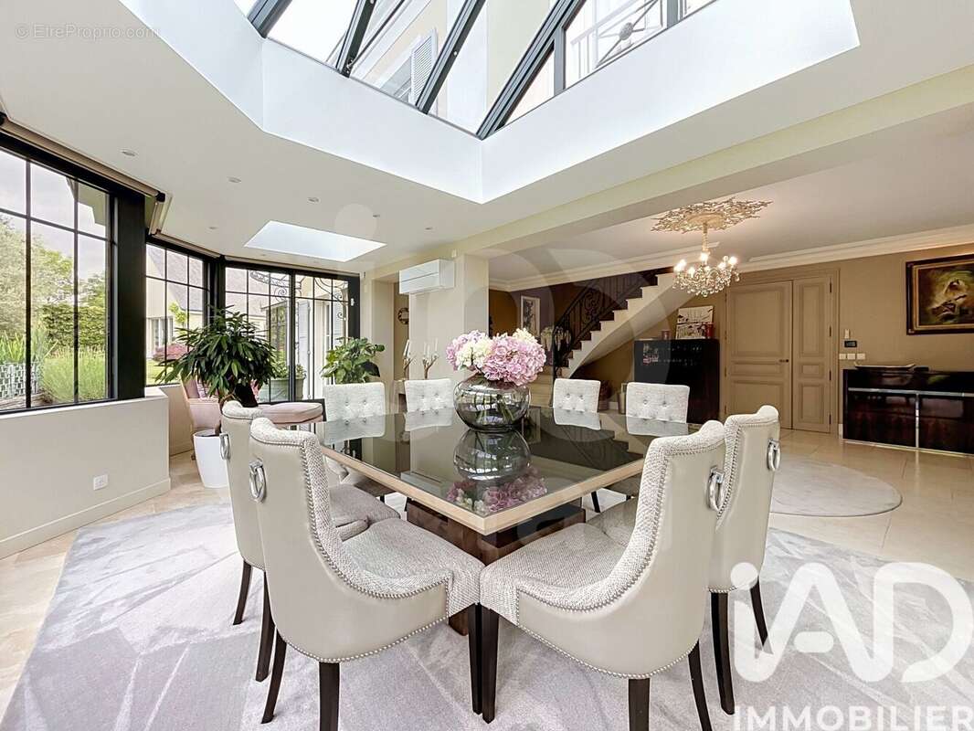 Maison 620 m² à Magny-Le-Hongre  - photo 3