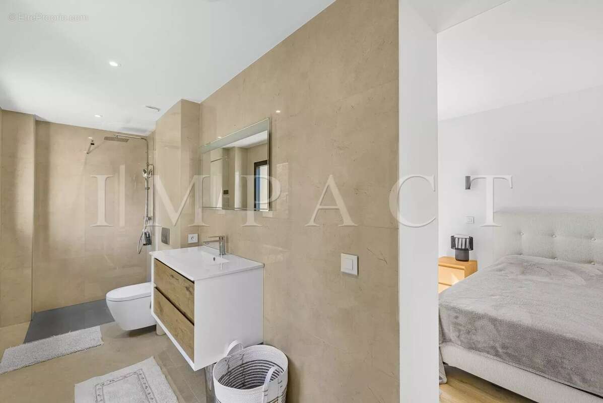 Maison à CHATEAUNEUF-GRASSE