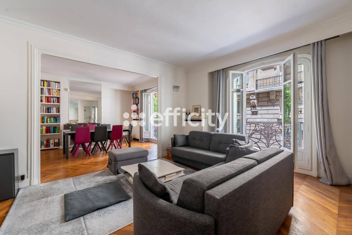 Appartement à PARIS-16E