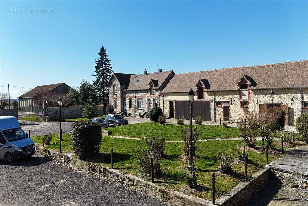 Maison à CLOS-FONTAINE