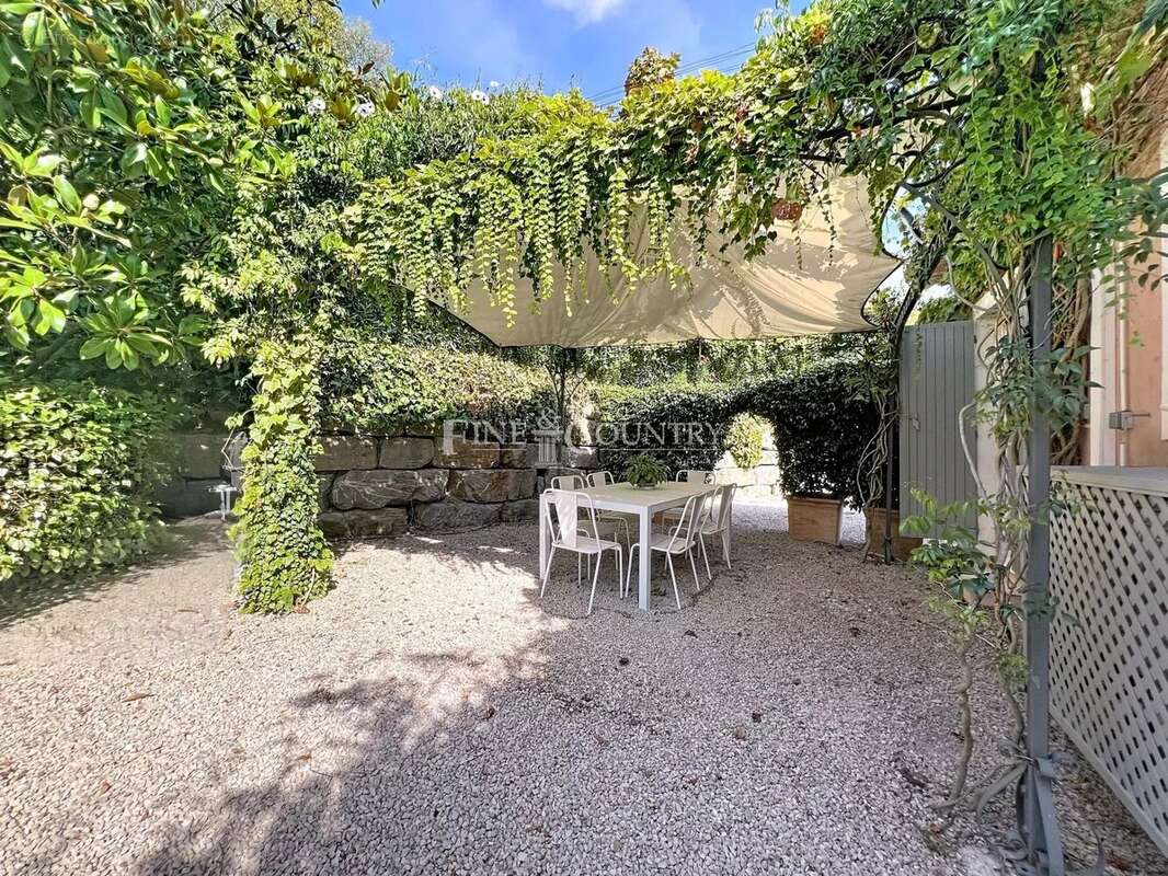 Maison à CHATEAUNEUF-GRASSE