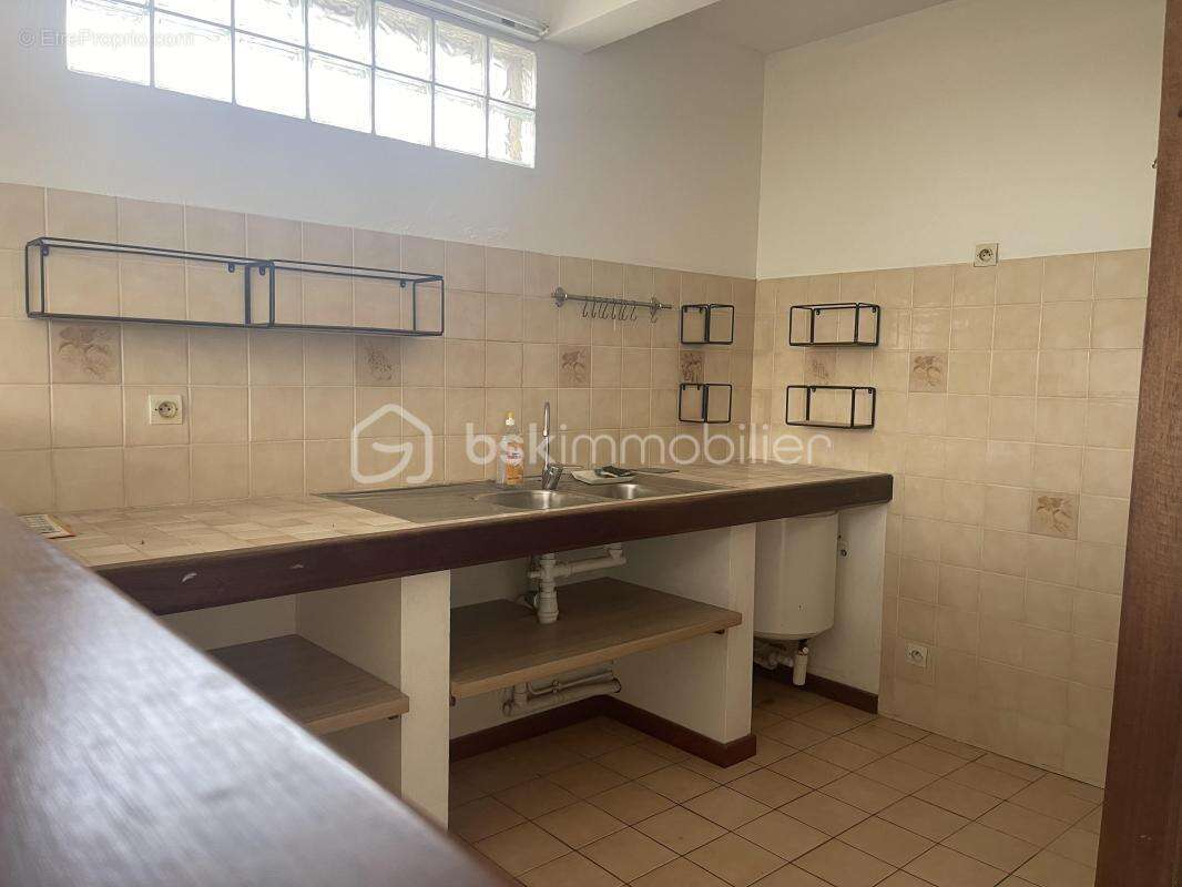 97300 – cayenne centre-ville – immeuble mixte 510 m² – 5 logements loués – locaux professionnels – ascenseur privatif – 4 statio - photo 16