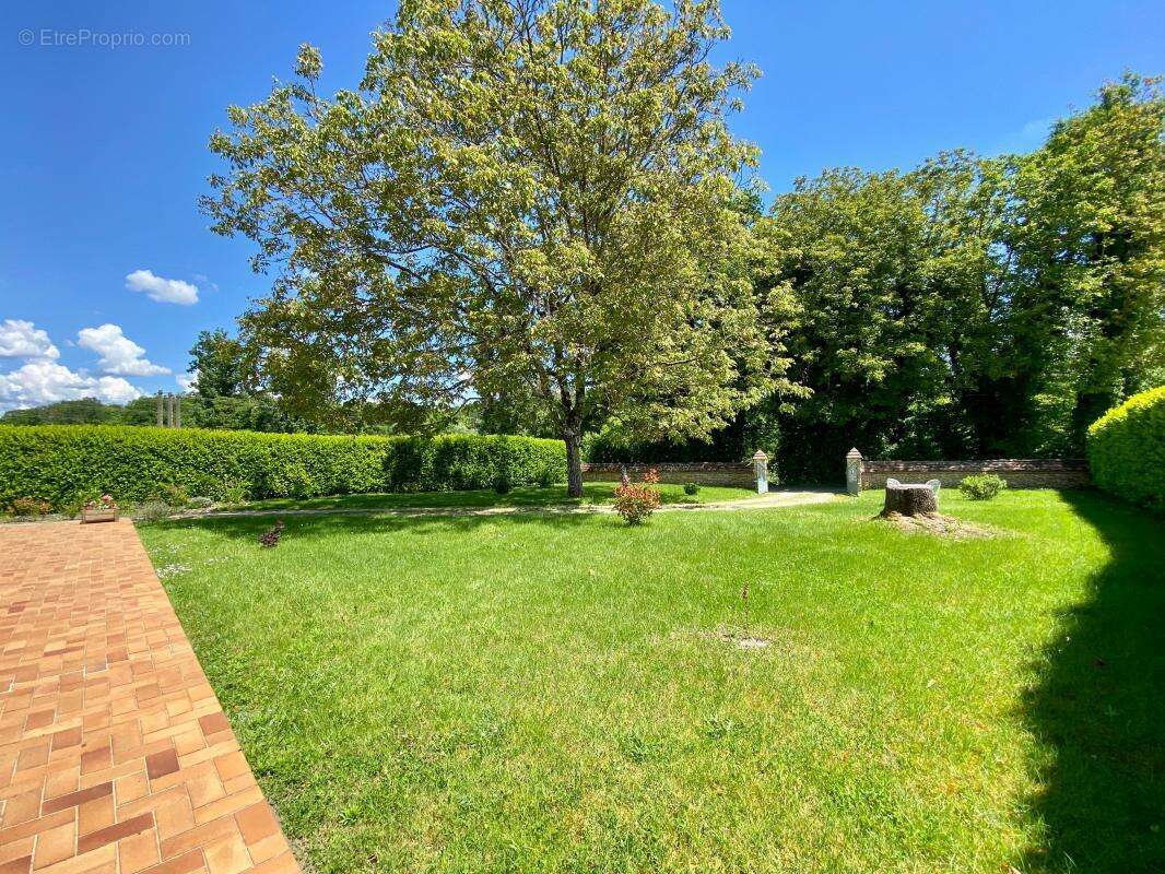 Maison à MAUZAC-ET-GRAND-CASTANG