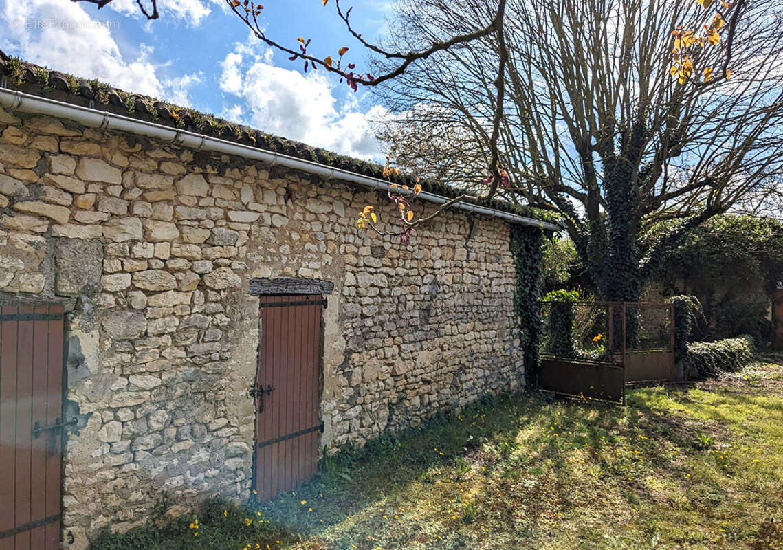Maison à VENDEUVRE-DU-POITOU