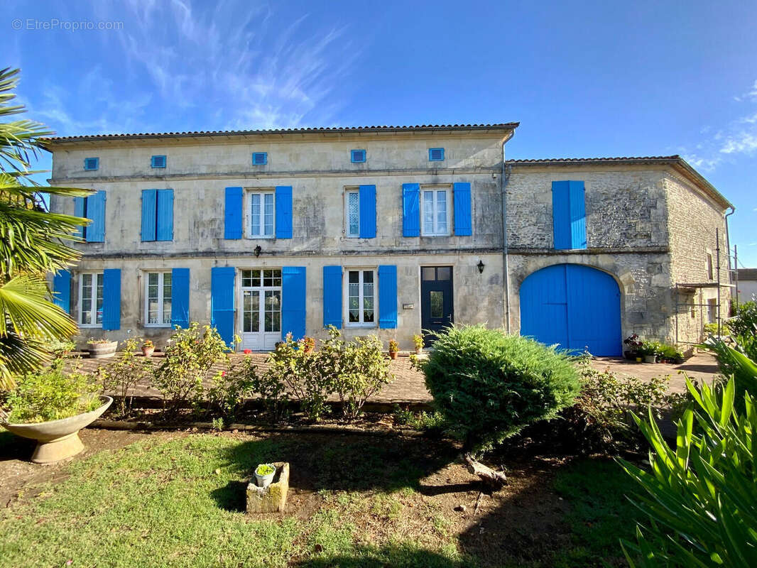 Maison à SAINT-GENIS-DE-SAINTONGE