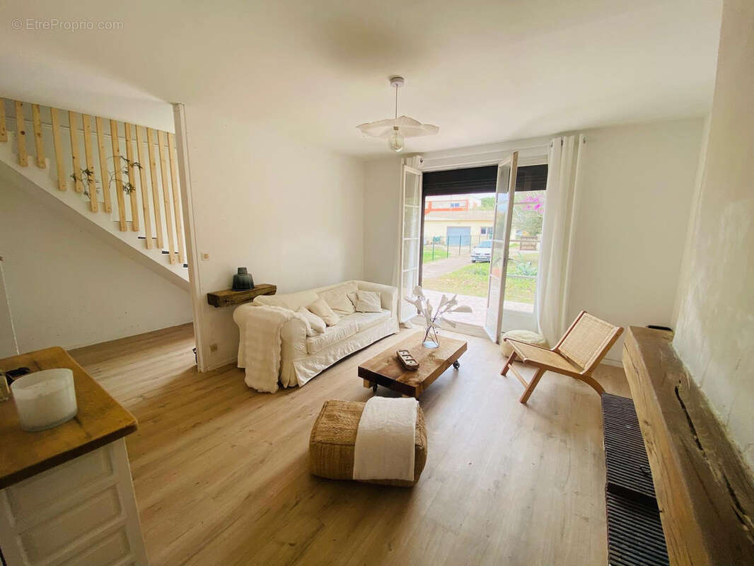 Maison à SAINT-LAURENT-DE-LA-SALANQUE