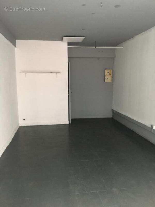 Commerce à AIGUES-MORTES