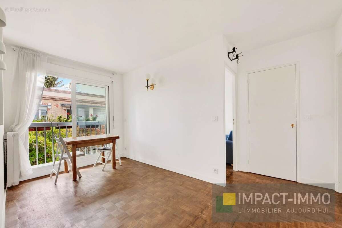 Opportunité à saisir : 40,7 m² Carrez à deux pas de la Gare de Courbevoie - photo 3