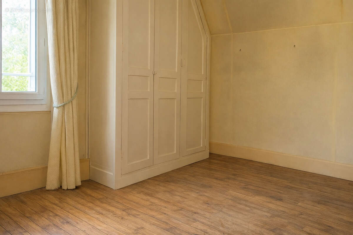 Maison à MANDRES-LES-ROSES