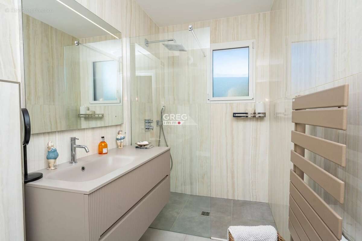 Appartement à SAINT-LAURENT-DU-VAR