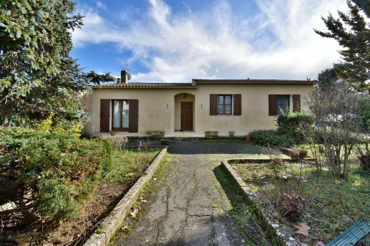 VILLA de plain-pied de 143 m² avec piscine sur 1 378 m² de terrain clos - photo 4