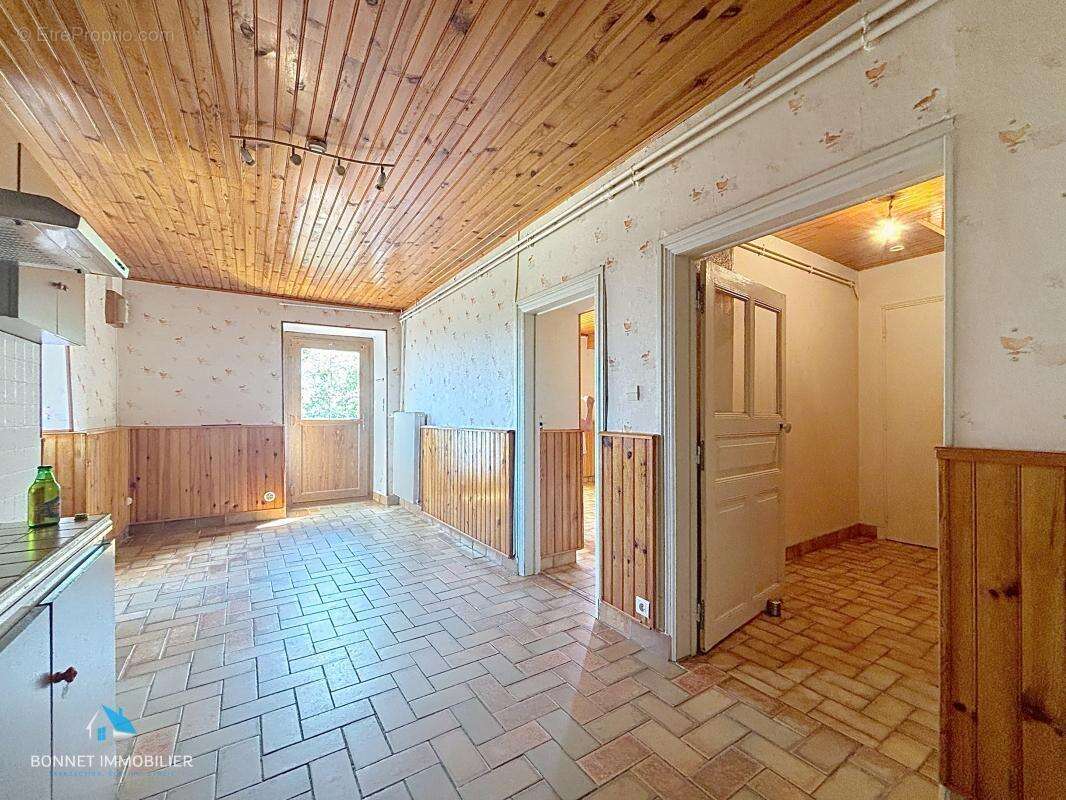 Maison de caractère avec dépendances et fort potentiel - photo 12