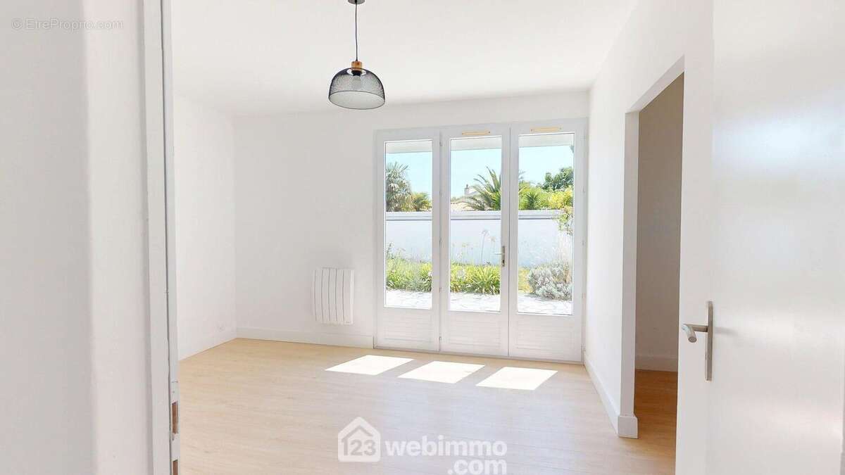 Chambre 1 de 17m2 avec dressing - Maison à JARD-SUR-MER