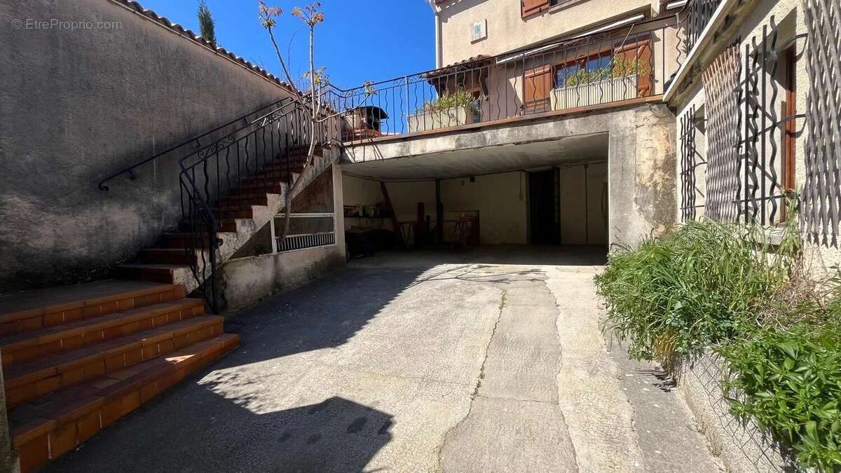 Maison à SAINT-MITRE-LES-REMPARTS