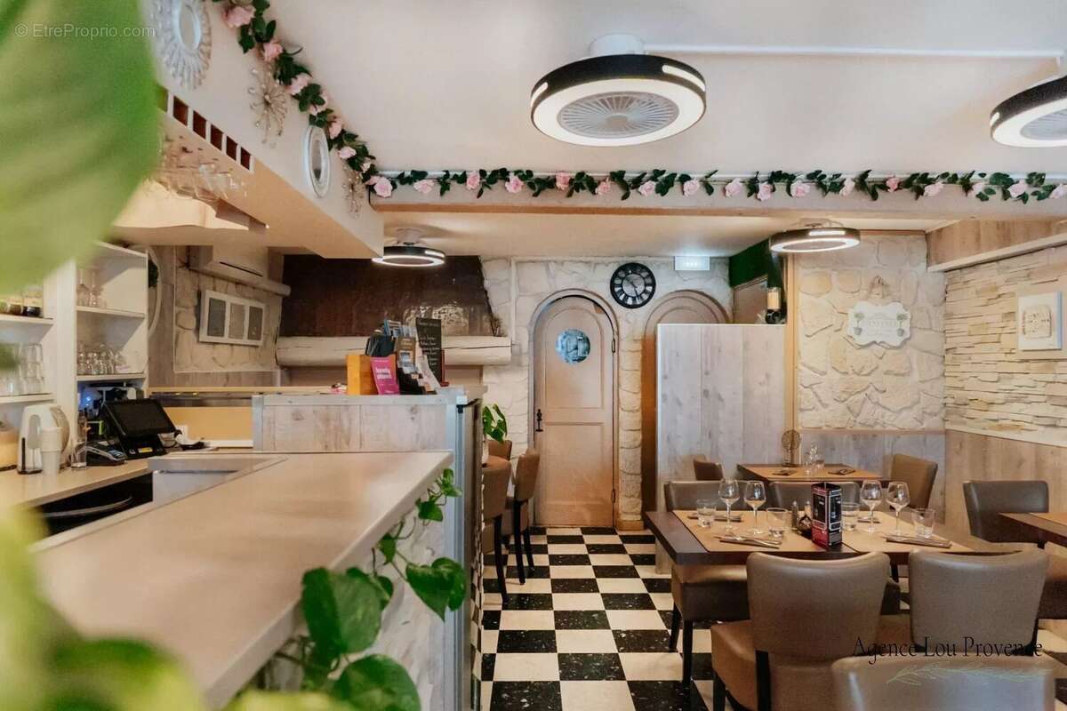 Commerce à SAINTES-MARIES-DE-LA-MER