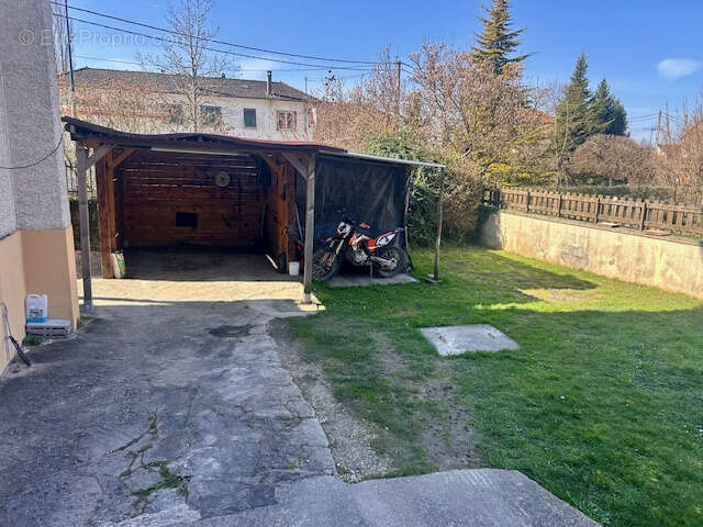 Maison à MONTAGNIEU