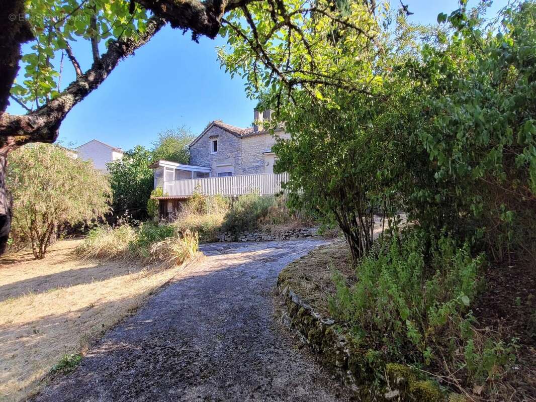 Charmante maison de campagne familiale sur un terrain de plus de 6000 m², à 10 minutes de Cahors. - photo 3