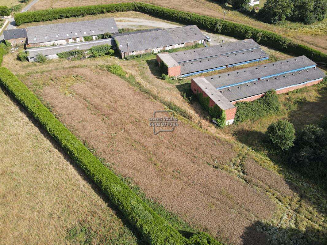 Ensemble de bâtiments de 3630m² - terrain 20982m² - photo 2