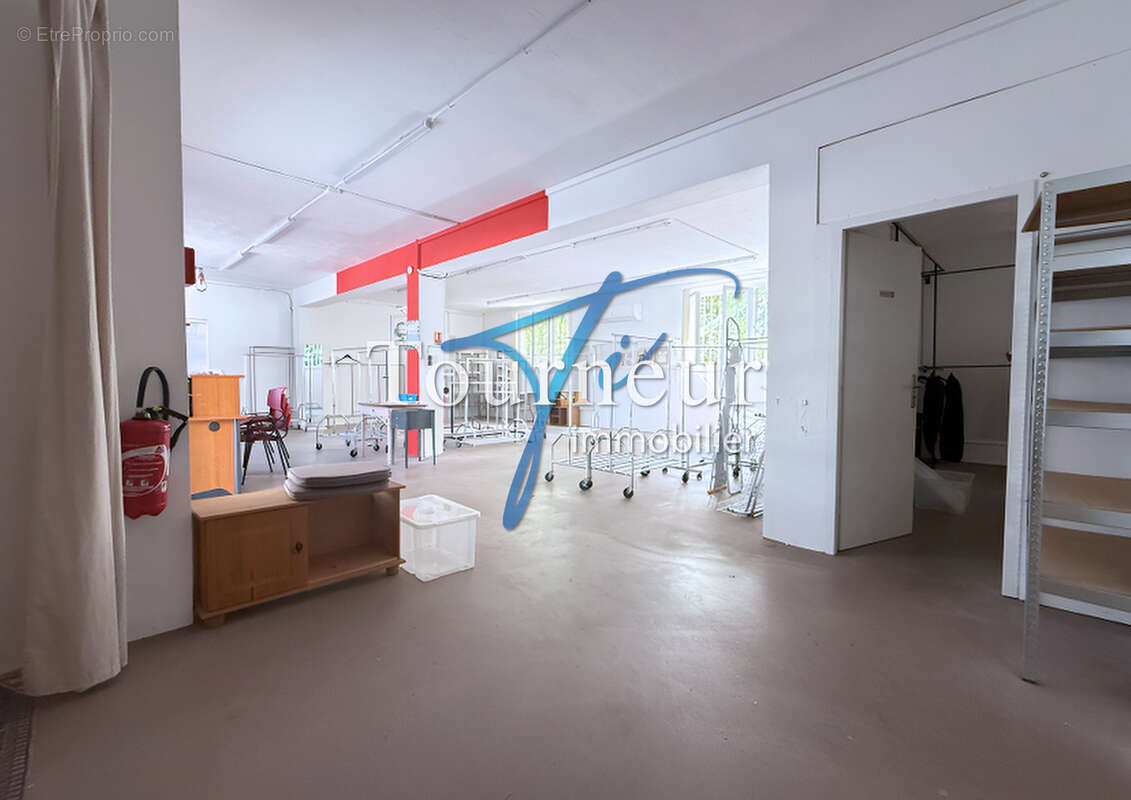 Sanary sur mer rare vente murs commerciaux de 215m2 dont garage parkings securise - photo 5