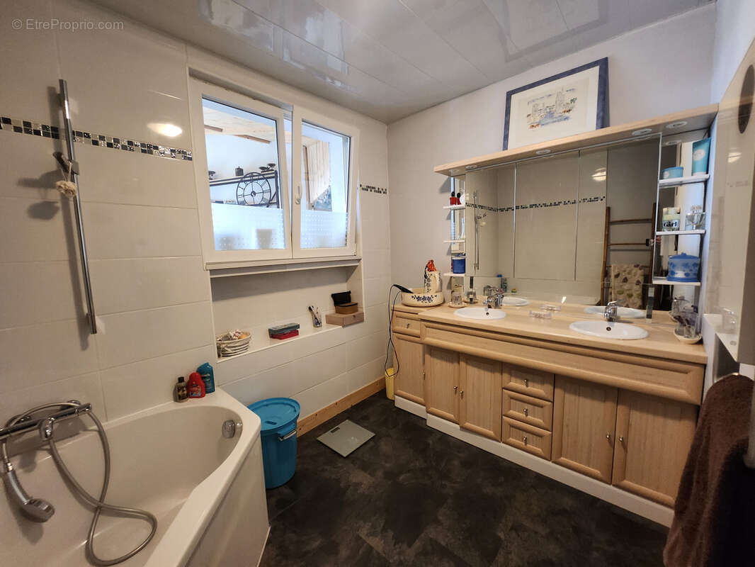Maison avec 3 chambres dont une parentale, grande dépendance de 89m2 et spa intérieur. - photo 15