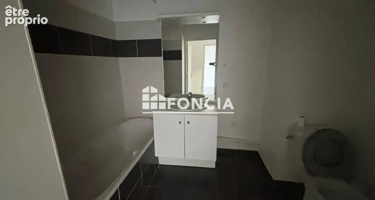 DECINES proche Mairie, T2 dernier étage avec balcon et garage inclus - photo 4