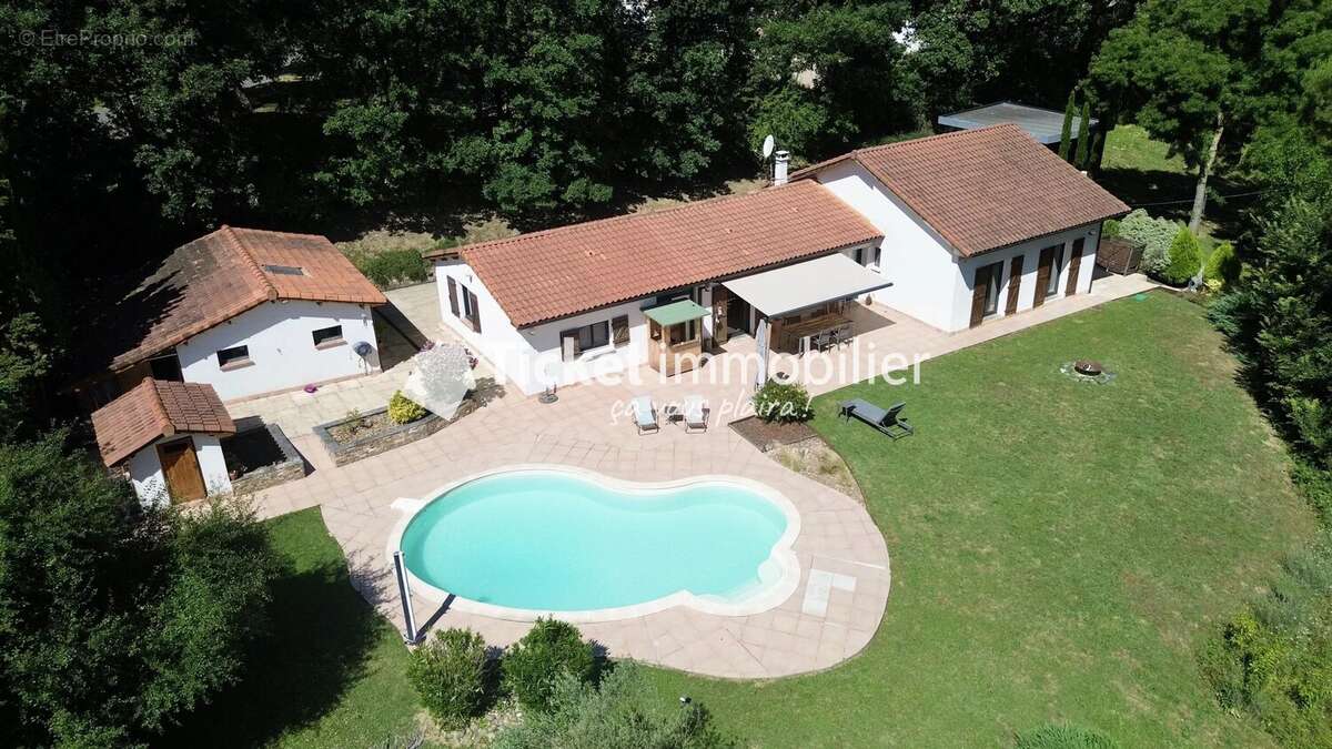 Maison à MONTAIGUT-SUR-SAVE