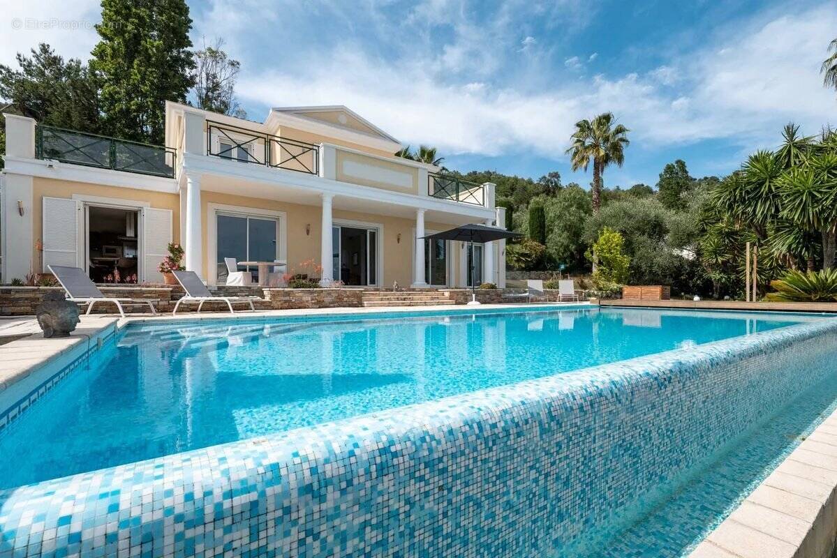 Falicon - Villa 7 pièces avec piscine chauffée, jardin 1350m², garage - photo 1