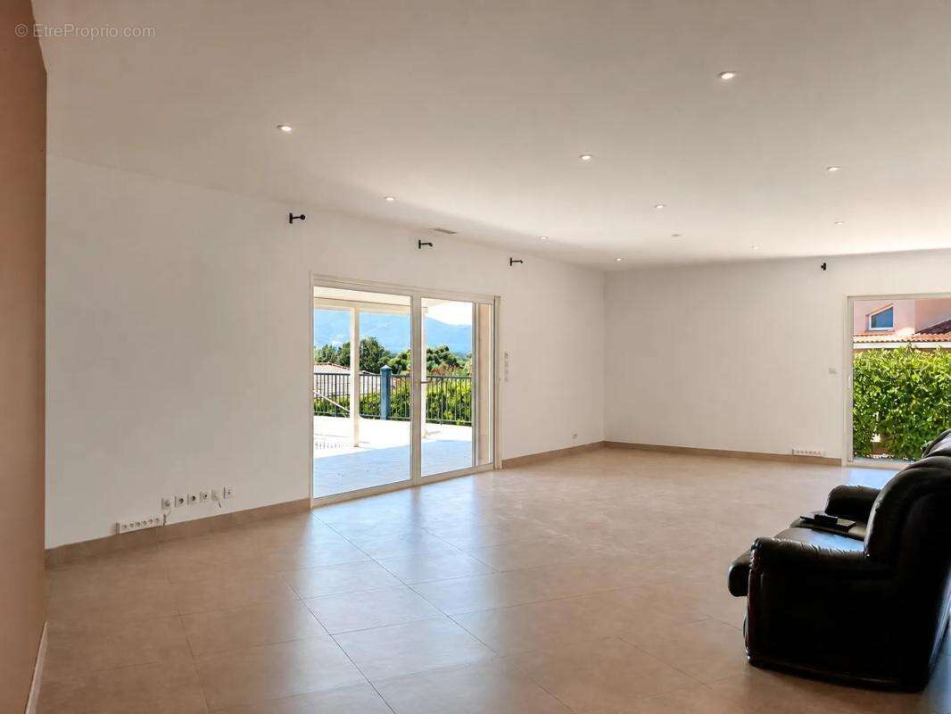 Villa 4 faces – plain-pied – 170 m² – piscine - photo 3