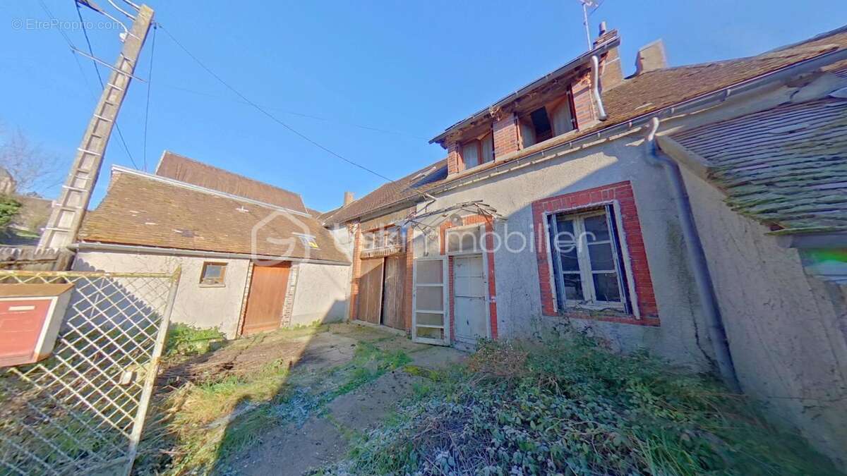 Maison Ancienne à rénover avec une grange et une cour 178 m² de terrain - photo 9