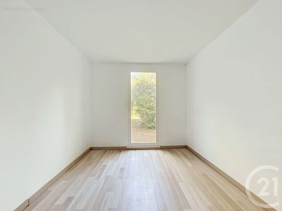 Appartement 96 m² à Nandy  - photo 6