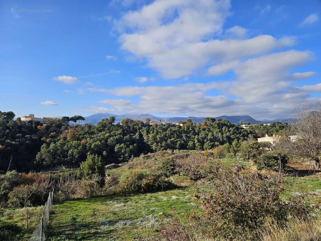 Terrain à SAINT-LAURENT-DU-VAR