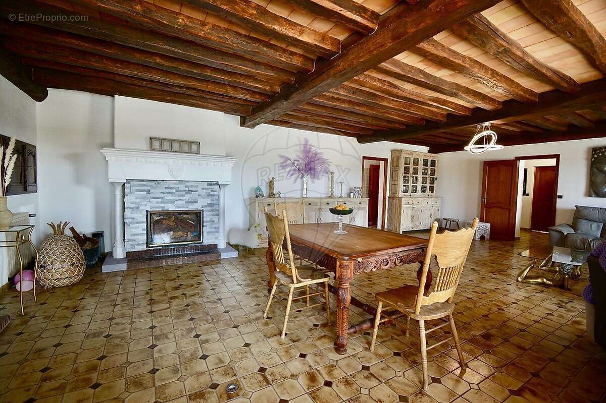 Maison à LE MUY