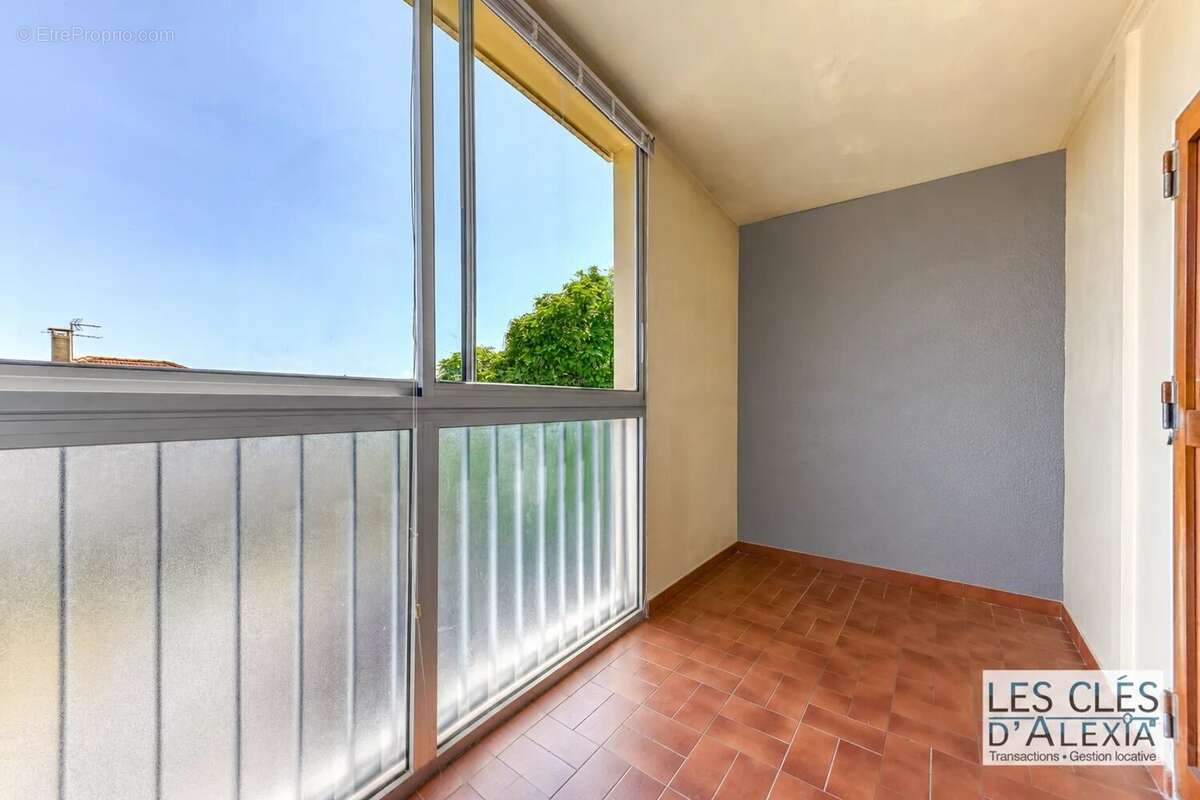 T4 traversant quartier PASTEUR, 75,83 m² / Loggia fermée / Balcon / Parking collectif - photo 3