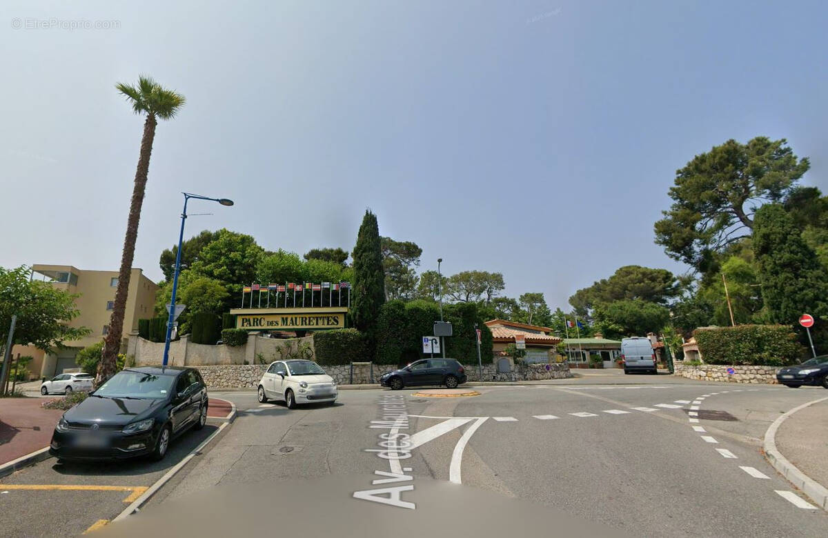 Parking à VILLENEUVE-LOUBET