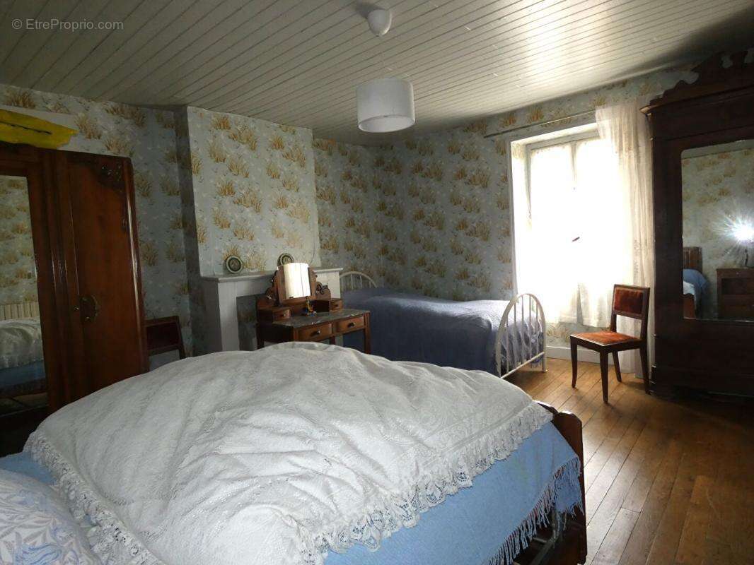Maison 160 m2 / 4 chambres / 2 granges / terrain 3500m² environ - photo 14
