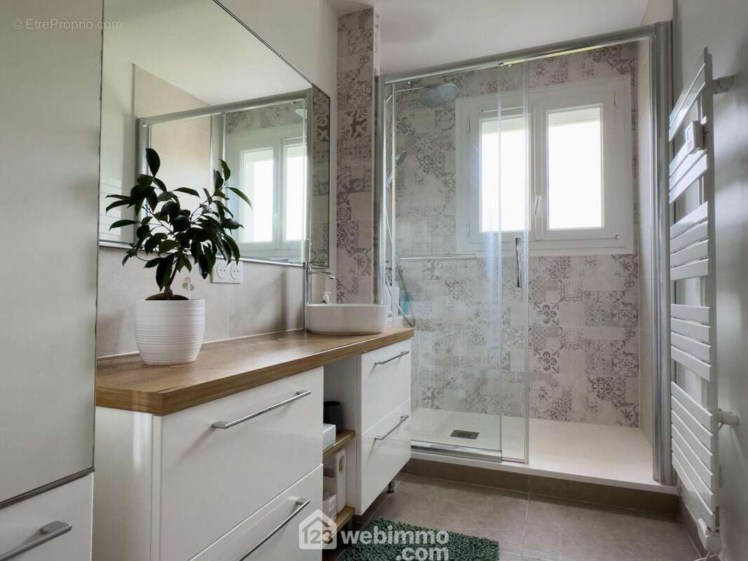 La salle de douche est récente. - Maison à TOUTLEMONDE