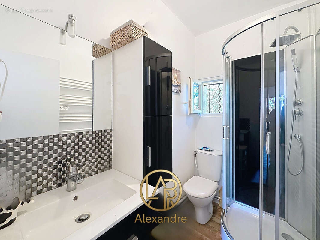 Salle de douche étage - Maison à FAYENCE