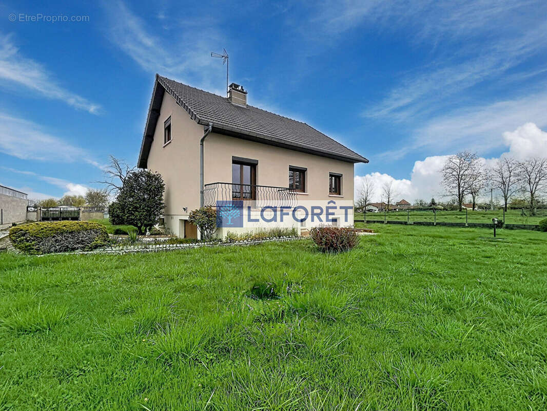 Maison à SAPIGNICOURT