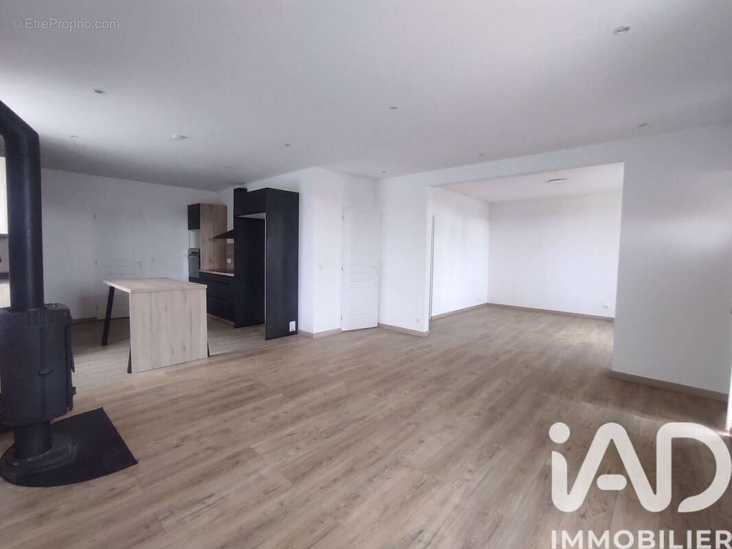 Maison 122 m² à Saint-Hilliers  - photo 6