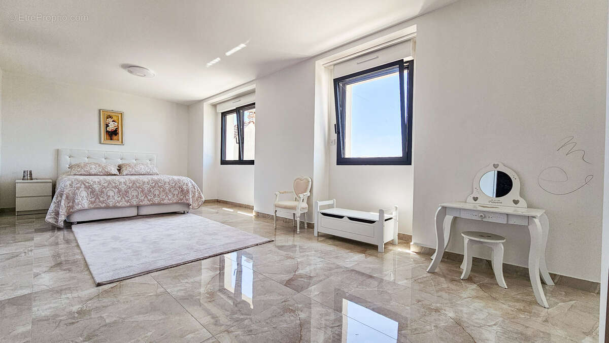 Appartement à SARTROUVILLE