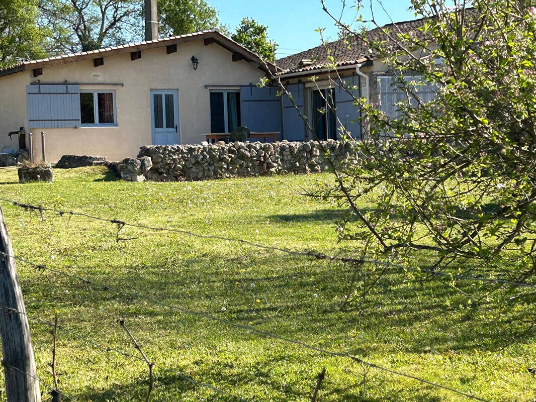 Maison à CAMIAC-ET-SAINT-DENIS