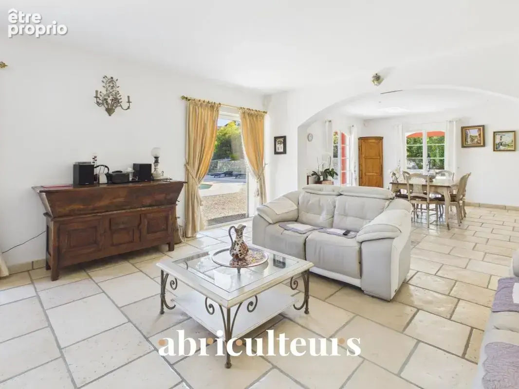 Élégante villa familiale de 250 m² en vente sur Montauroux (83440) - photo 8