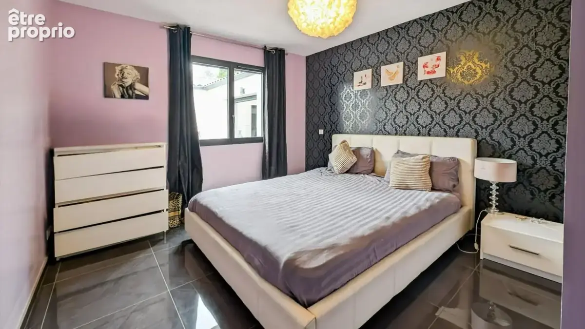 Grande maison de plain-pied avec garage et piscine - photo 12