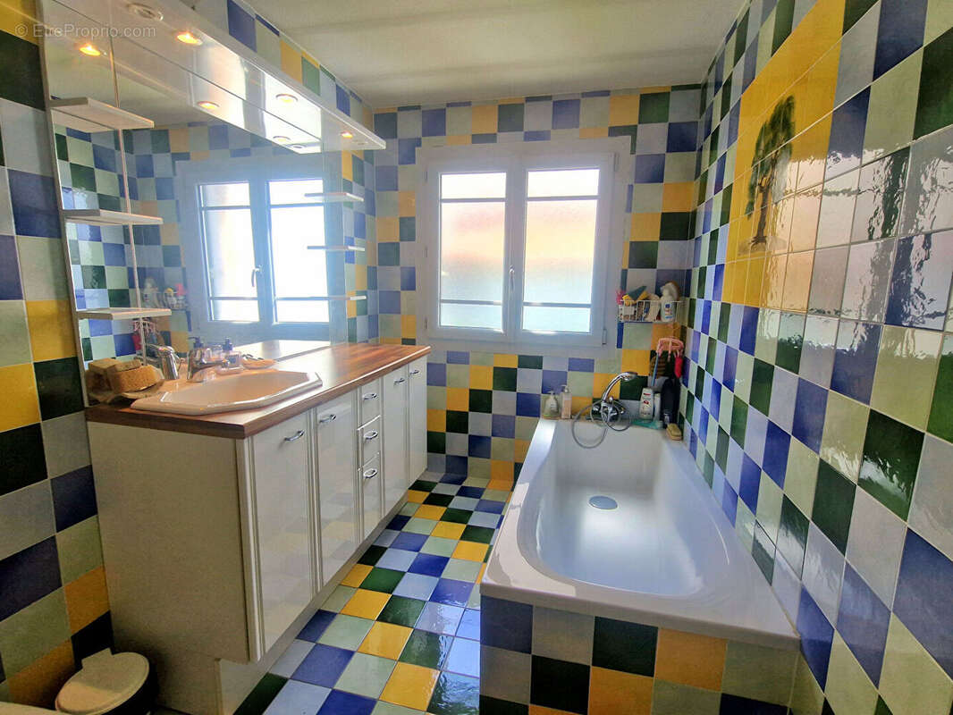 Maison de caractère restaurée avec jardin et garage - photo 12