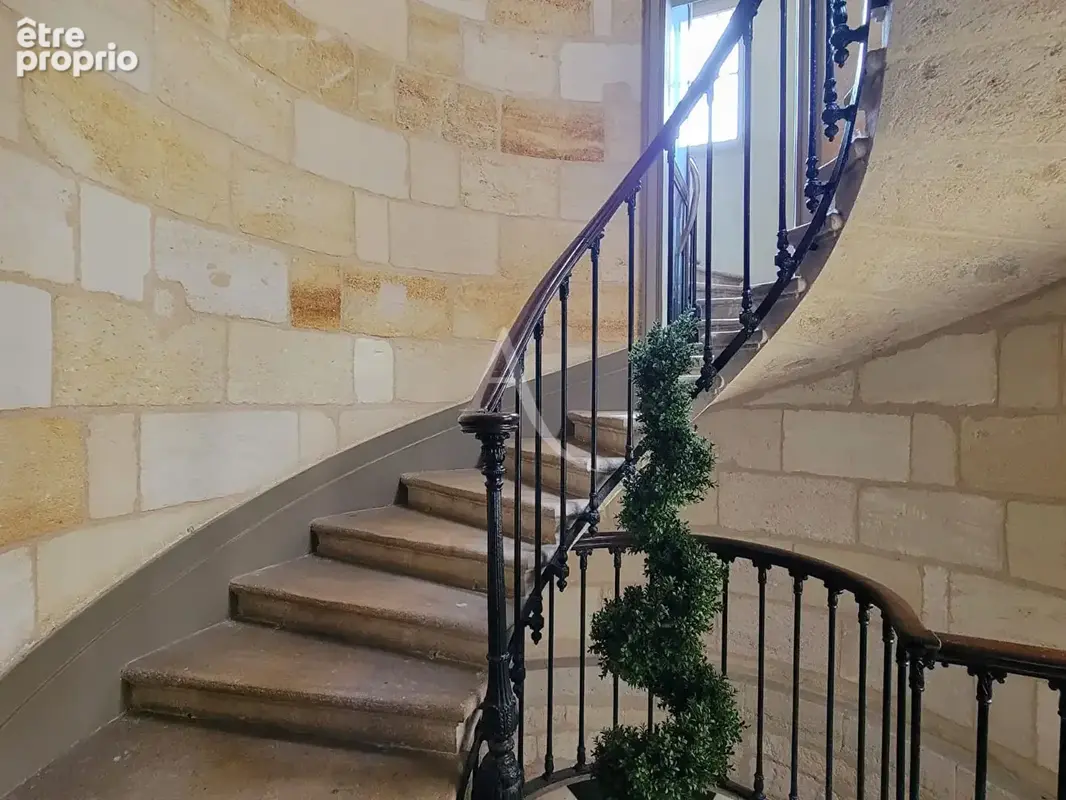 BORDEAUX  HOTEL DE VILLE - Appartement de standing à rafraichir, 2 places de stationnements et caves - photo 13