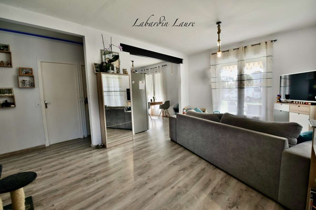 Maison de plain pied - 2 chambres  - 1 abri de jardin - terrain clos avec places de parking - photo 8