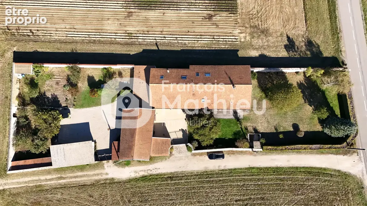 NIEVROZ - Propriété d'environ 248 m2 habitables avec dépendances - 5 chambres - terrain d'environ 2673 m2. - photo 2