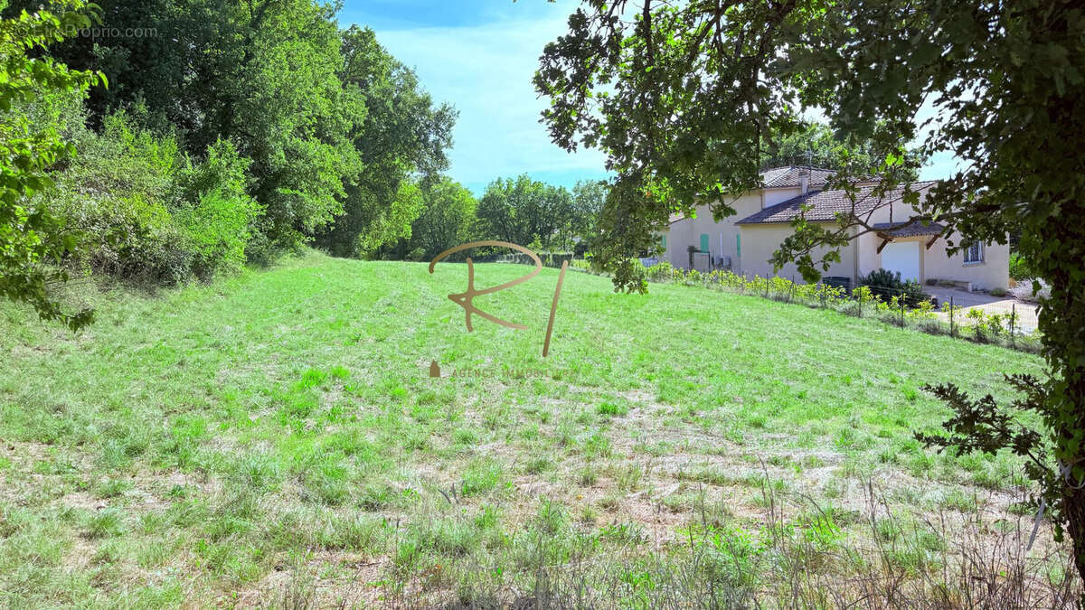 Terrain à SAINT-JEAN-DE-MARUEJOLS-ET-AVEJAN